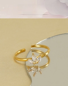 Détail de la bague feuille d'érable plaquée or 18k avec zircons marquise brillants