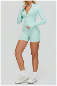 Détail de l'ensemble de yoga sans couture vert menthe avec veste zippée et short