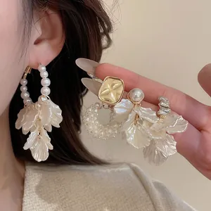 Elegante Blumen-Perlenohrringe mit funkelnden Kristallen in einem Vintage-Gold-Finish