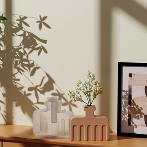 Vases cannelés modernes en blanc givré et rose mat avec un design de base dentelé créatif