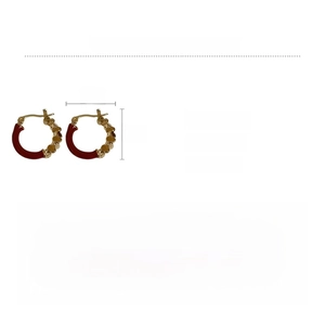 Détail de boucles d'oreilles en émail rouge et perles dorées avec mesures et poids