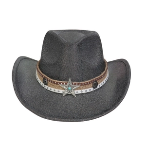 Détail d'un chapeau de cowboy gris foncé avec bande tressée et ornement étoile turquoise