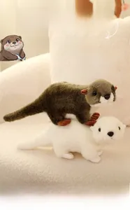 Dettaglio dei peluche a forma di lontra marrone e bianca con texture soffice