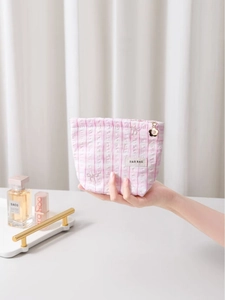 Trousse à maquillage rose à carreaux avec broderie nœud et zip fleurie