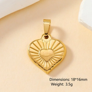 Détail macro du pendentif cœur en acier inoxydable doré avec texture rayons de soleil