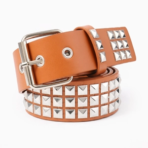 Ceinture punk marron en cuir avec triple rangée de clous pyramide et boucle en métal