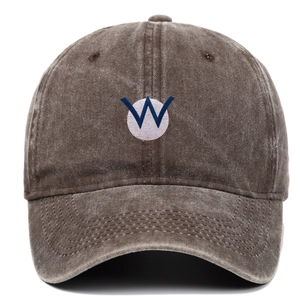Vue détaillée d'une casquette vintage en coton délavé avec broderie lettre W