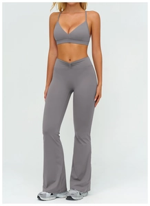 Dettaglio del set yoga grigio con pantaloni a zampa e design della vita a V incrociata