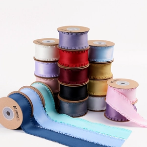 Plusieurs couleurs de rubans en satin à volants empilés pour vêtements et accessoires