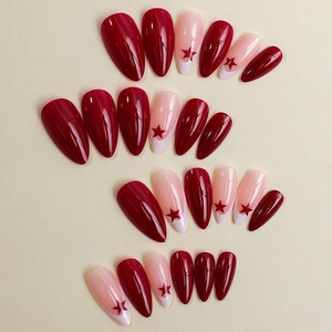 Uñas postizas almendradas color burdeos con estrellas rojas y efecto ojo de gato
