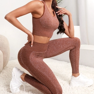 Nahtloses Yoga-Set mit Sport-BH und hoch taillierter Leggings in meliertem Karamellbraun