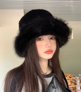 Dettaglio di un cappello a secchiello in pelliccia sintetica nera calda per l'inverno
