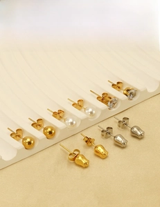 Dettaglio di orecchini di perle placcati oro 18K in materiale anallergico e sicuro