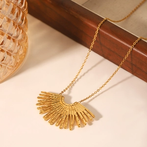 Collier avec pendentif éventail plaqué or 18 carats et textures rayonnantes sur chaîne