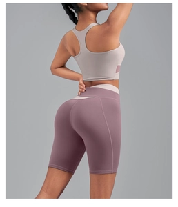 Vue arrière détaillée d'un ensemble brassière et short de sport en vieux rose et gris chiné