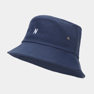 Vue détaillée du chapeau bob en coton bleu marine avec broderie N et œillets métal