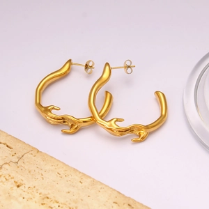 Boucles d'oreilles artistiques en acier inoxydable doré au design fluide entrelacé
