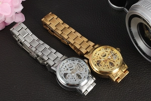 Vue détaillée du mouvement de montre automatique squelette avec chiffres romains et métal