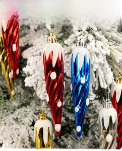 Ornamenti natalizi a ghiacciolo colorati con dettagli di neve glitterata sull'albero