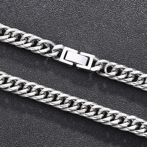 Détail macro d'un collier à mailles cubaines en acier argenté avec fermoir à cliquet