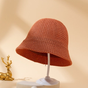 Cappello a secchiello minimalista in maglia caramello da donna con motivo all'uncinetto 3D
