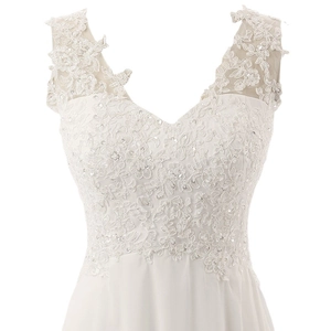 Robe de mariée de plage blanche avec col en V, appliques en dentelle et jupe en mousseline