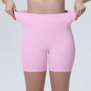 Gros plan du short de yoga rose à taille haute montrant une grande élasticité et sans couture
