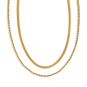 Dettaglio della collana a doppio strato in oro 18K con catena a serpente e corda