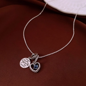 Collana d'argento con disco inciso e pendente a cuore con gemma blu preziosa