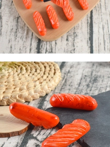 Détail de modèles de saucisses grillées en PVC réalistes avec texture grillée authentique