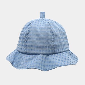 Dettaglio cappello sole neonato a quadretti azzurri con tesa ondulata e cotone traspirante