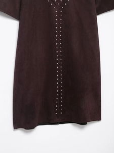 Detailansicht der Silbernieten auf dem dunkelvioletten Kleid aus Wildlederimitat