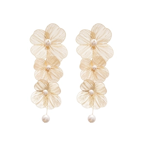 Eleganti orecchini a fiore in filigrana d'oro con perle bianche su sfondo bianco
