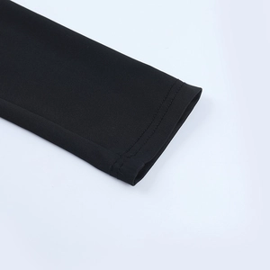 Détail de la manche d'une robe noire montrant la double couture et le tissu en maille