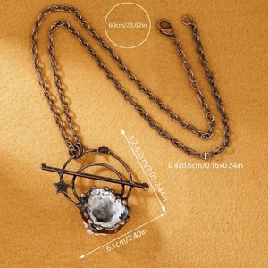 Vintage bronzen ketting met witte kristaldruus en maan-sterren hanger ontwerp