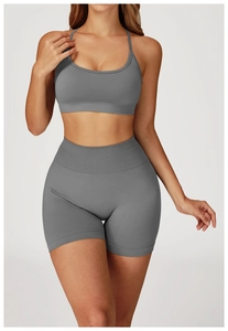 Détail du short de yoga taille haute sans couture gris et brassière de sport côtelée