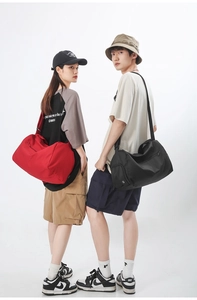 Sac de sport imperméable en nylon rouge et noir avec bandoulière réglable pratique