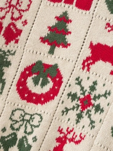 Détail de la maille jacquard de Noël avec motifs de rennes et de sapins en gros plan