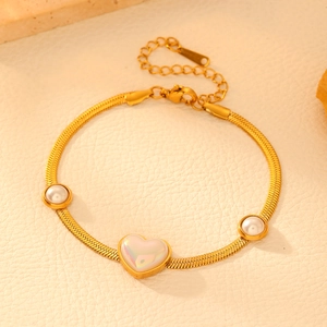 Élégant bracelet serpent en acier doré avec perle en forme de cœur et perles rondes