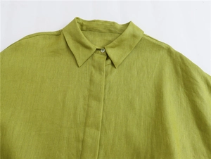 Dettaglio di una camicia in lino verde lime con colletto a punta e tessuto testurizzato