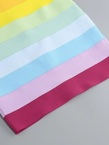 Gros plan sur les rayures arc-en-ciel vibrantes d'une robe en tricot bandage élastique