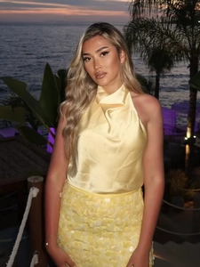 Ensemble élégant de haut licou en satin jaune et jupe à paillettes pour soirées d'été