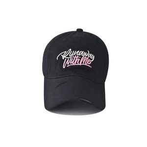 Dettaglio del ricamo Runaway WITH Me e del tessuto consumato sul cappellino da baseball nero