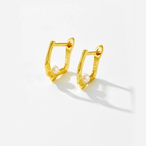 Elegant S925 sterling silver U-shaped hoop earrings with white pearls and hammered texture