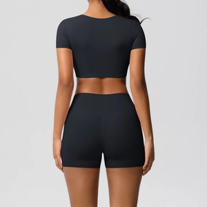 Rückansicht des schwarzen zweiteiligen Yoga-Sets mit Kurzarm-Crop-Top und Shorts