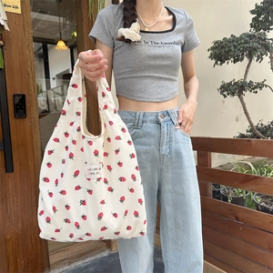 Détail du sac cabas en velours côtelé à imprimé fraise montrant la texture douce et les motifs