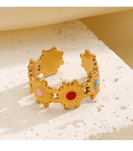 Détail macro d'une bague plaquée or 18 carats avec marguerites colorées en émail