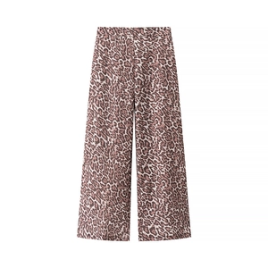 Dettaglio dei pantaloni a gamba larga a vita alta con una stampa leopardata alla moda