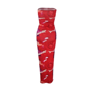 Détail de l'imprimé fleuri de roses rouges sur une robe bustier moulante chic