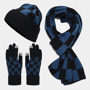 Détail de l'ensemble à carreaux montrant les gants tactiles et la texture en tricot
